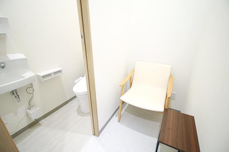 前処置室（個室2部屋完備）